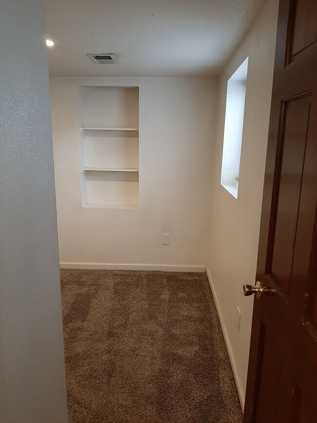 Building Photo - College Housing - 4 bedrooms