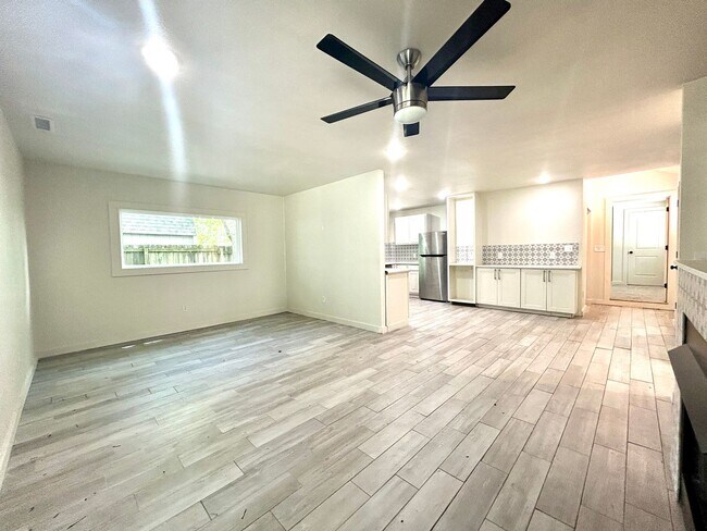 Building Photo - Updated 3 Bed / 2 Bath home with Single Car Garage in Farmington