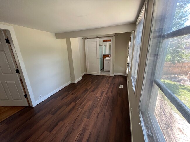 Building Photo - 3063 Sunset Dr - A