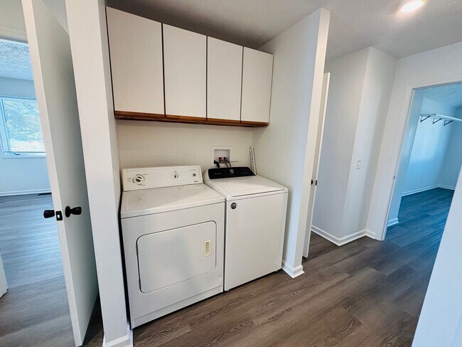 Building Photo - 3 Bedroom, 2 Bath Duplex