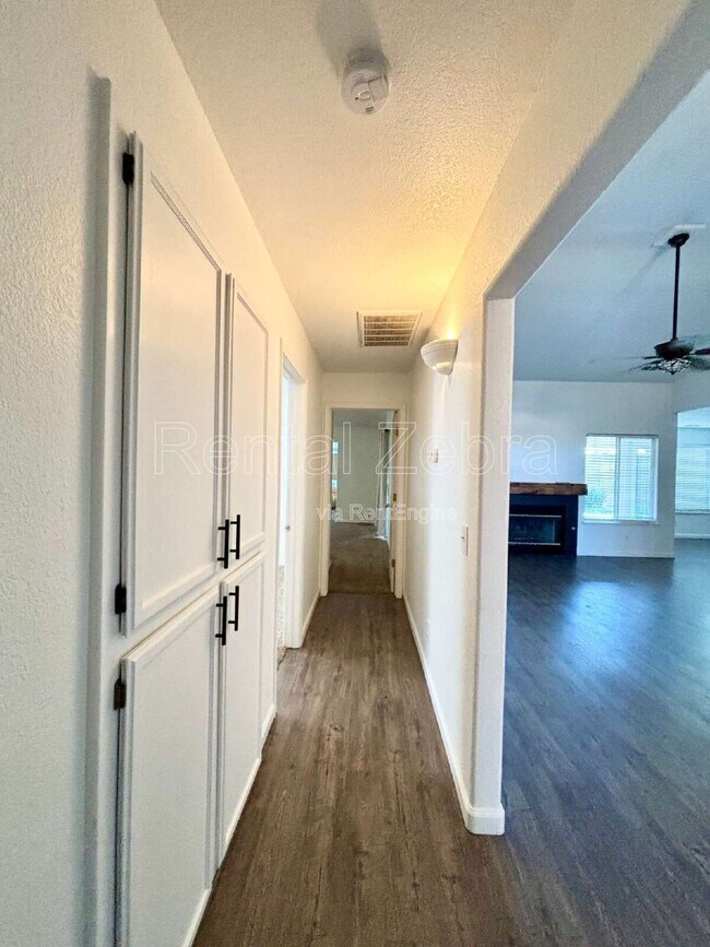 Building Photo - 736 Redwing Dr