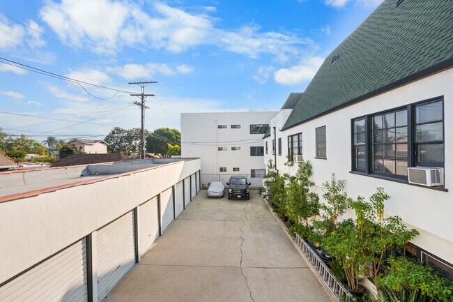Building Photo - This spacious studio apartment located in the popular Los Feliz neighborhood of Los Angeles is no...