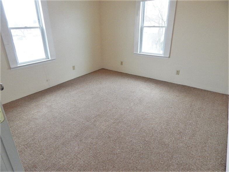 Bedroom - 109 W Chestnut St