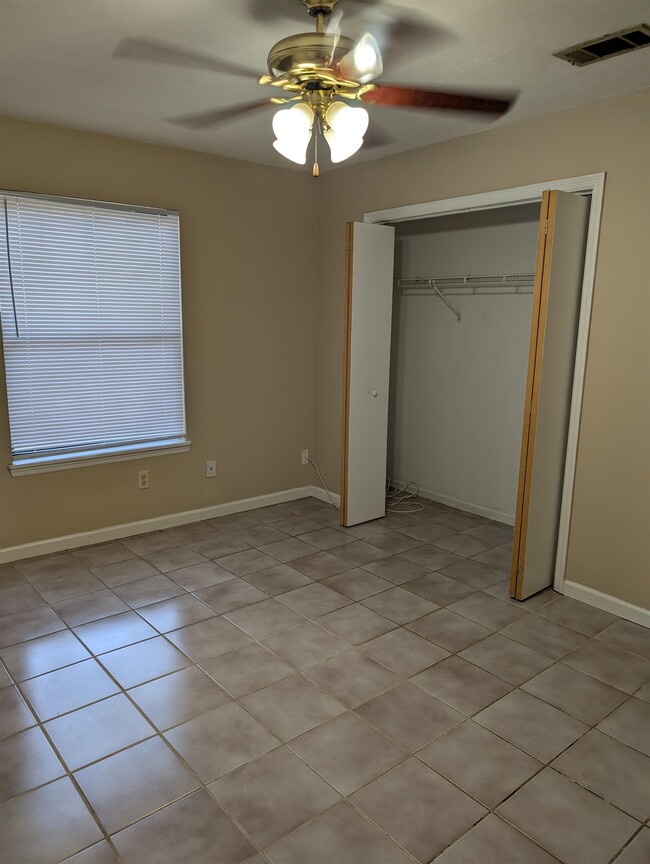 Building Photo - 2035 Continental Ave