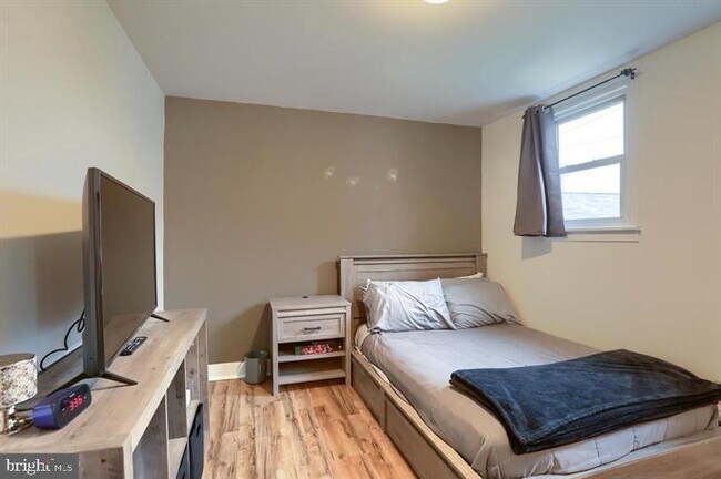 Building Photo - 409 7th St