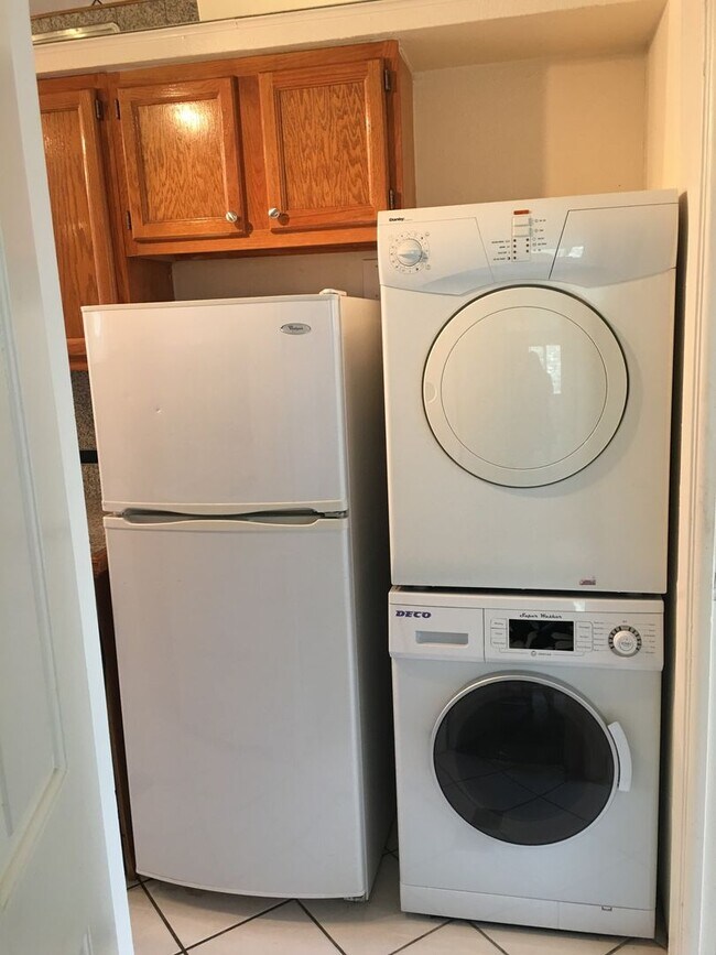 Building Photo - REDUCED! TOP FLOOR 2 BD/1 BA w/ washer/dry...