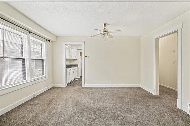 Building Photo - Spacious 3 Bed, 2 Bath Home with 1-Car Garage Near Downtown Kansas City