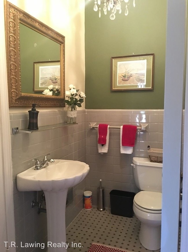 Building Photo - 1205 Fairfield Dr