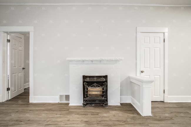 Building Photo - Cozy and Charming Two-Bedroom House with M...