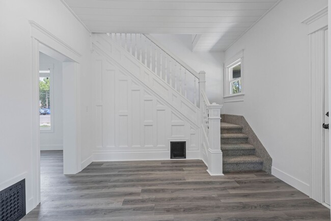 Building Photo - 5 Bed 2 Bath MODERN HERITAGE HOME