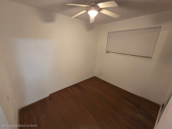 Building Photo - 3 bed 1 bath Duplex with garage and privat...