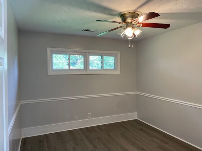 Building Photo - 3 BED, 2 BATH HOME LOCATED IN GREENSBORO