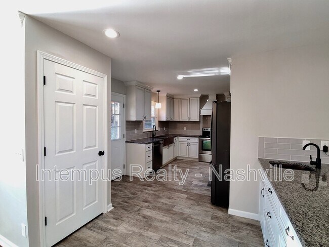 Building Photo - 547 Hopewood Ct
