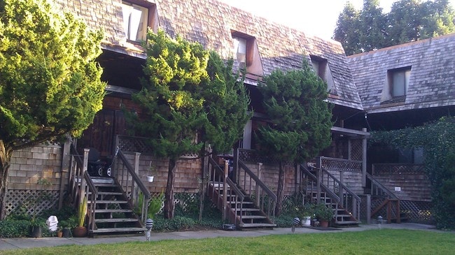 Courtyard Lawn - Laurel Place Apartments