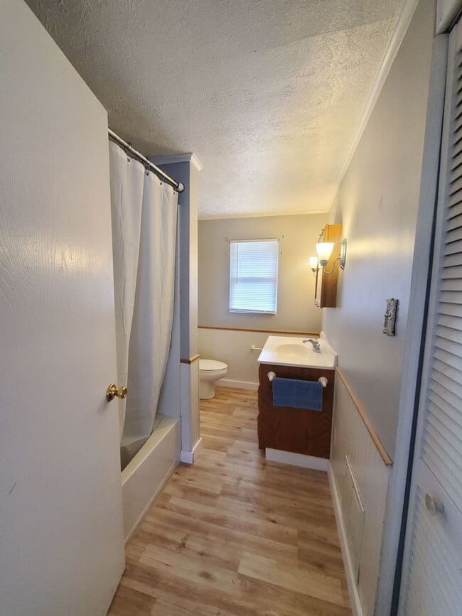 Building Photo - 2 BEDROOM SINGLE FAMILY HOME