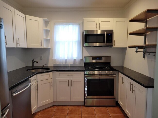 Building Photo - 115 Maolis Ave