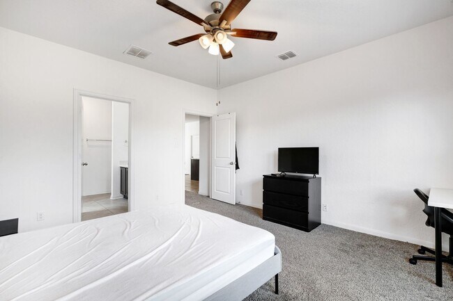 Building Photo - ***APPLICATION CURRENTLY UNDER REVIEW***Tw...