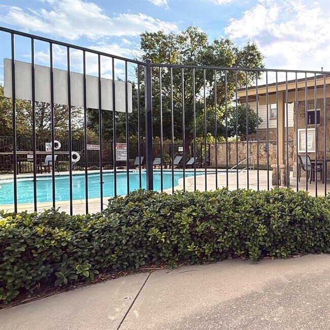 Building Photo - 16100 S Great Oaks Dr