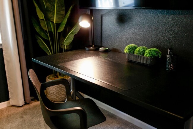 Building Photo - Riverside  Condo-RARE-Ready Jan 26