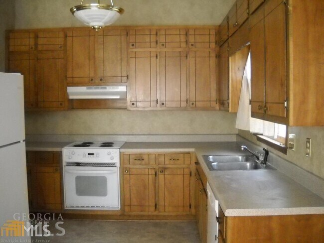 Building Photo - 456 Valley Woods Cir SE