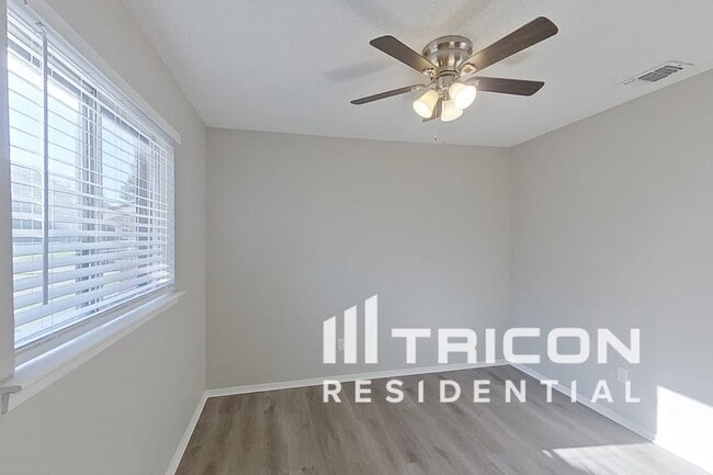 Building Photo - 1221 Aldenwood Dr