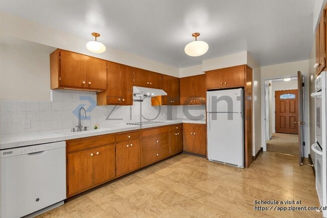 Building Photo - 280 Prague St