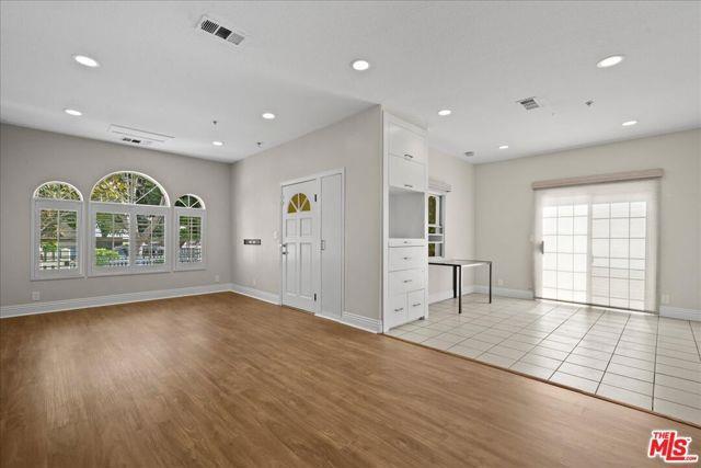 Building Photo - 825 Larrabee St