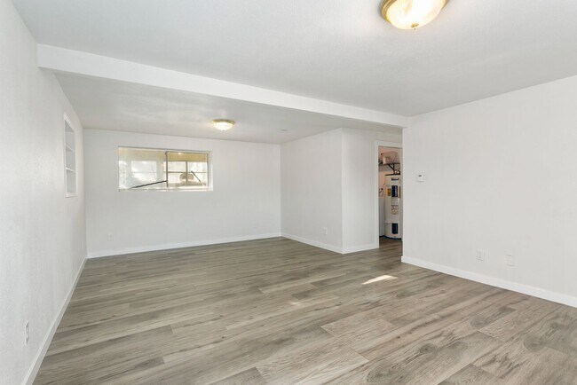 Building Photo - Modern 4bd 2.5 bath Home