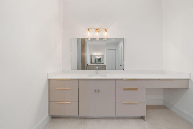 Building Photo - 632 SE Seahouse Dr