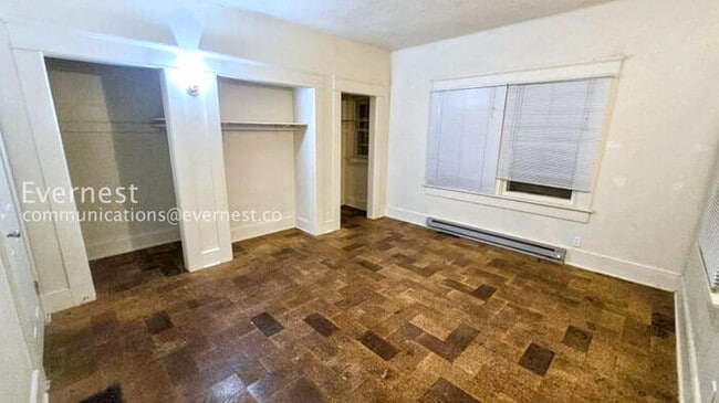 Building Photo - 4 Bed, 2 Bath Home with Fenced Yard / Vouchers Accepted