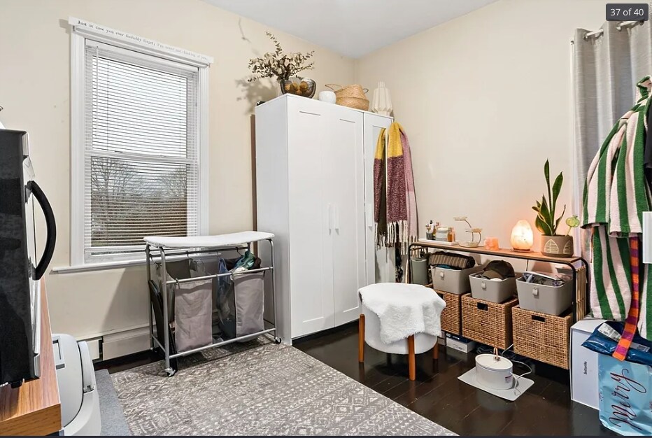 Furnishing are previous tenants, apartment will be unfurnished - 24 Potter St