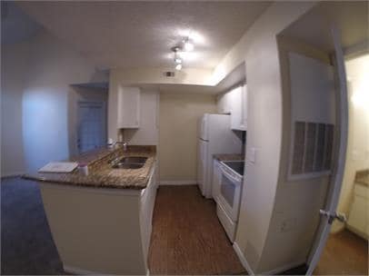 Building Photo - 3 bedrooms 2 bath with balcony condo 1,247...