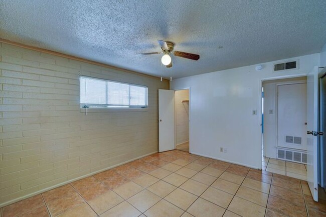 Building Photo - $500 OFF FIRST MONTH RENT! READY TO VIEW N...