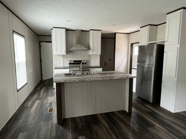 Building Photo - 14142 Lorraine Rd