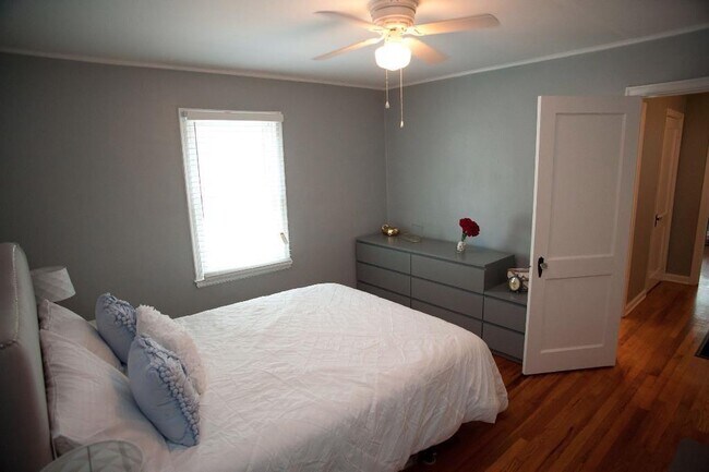 Building Photo - 1089 United Ave SE