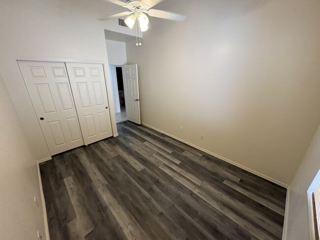 Building Photo - Great eastside location pet friendly