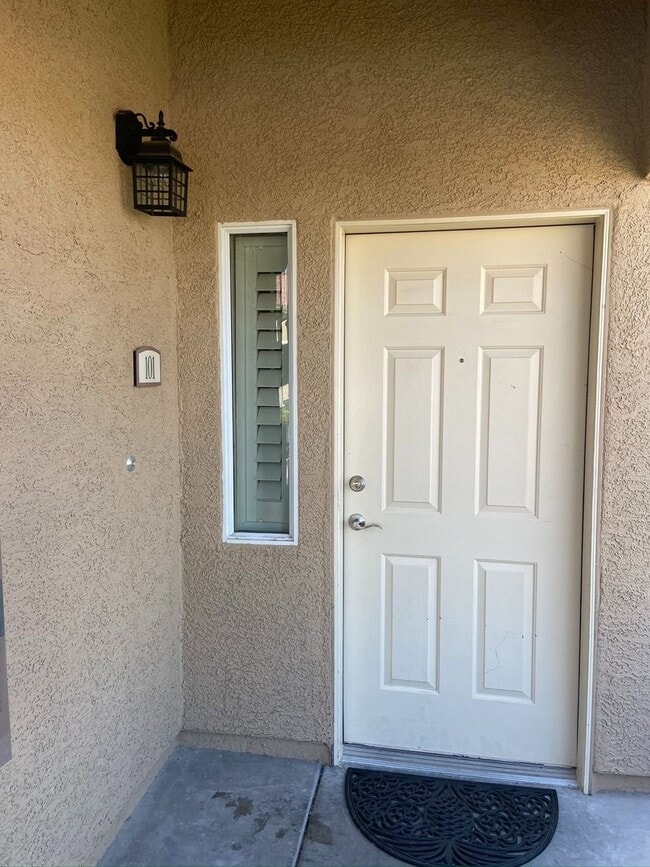 Building Photo - BEAUTIFUL CONDO IN A GATED COMMUNITY FEATU...