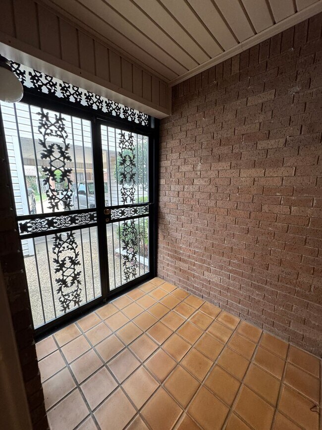 Building Photo - Spacious 2 Bed / 2 Bath Condo in Greenbriar Village