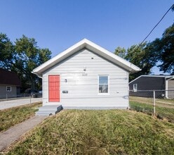 Building Photo - Updated 2 Bedroom Home with 2 Stall Garage