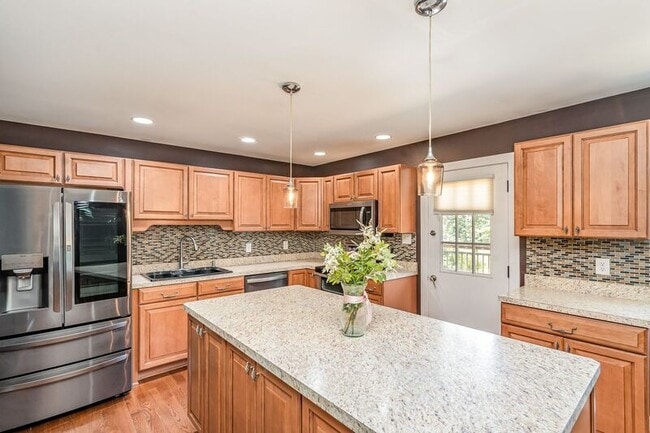 Building Photo - 411 Deerwood Dr