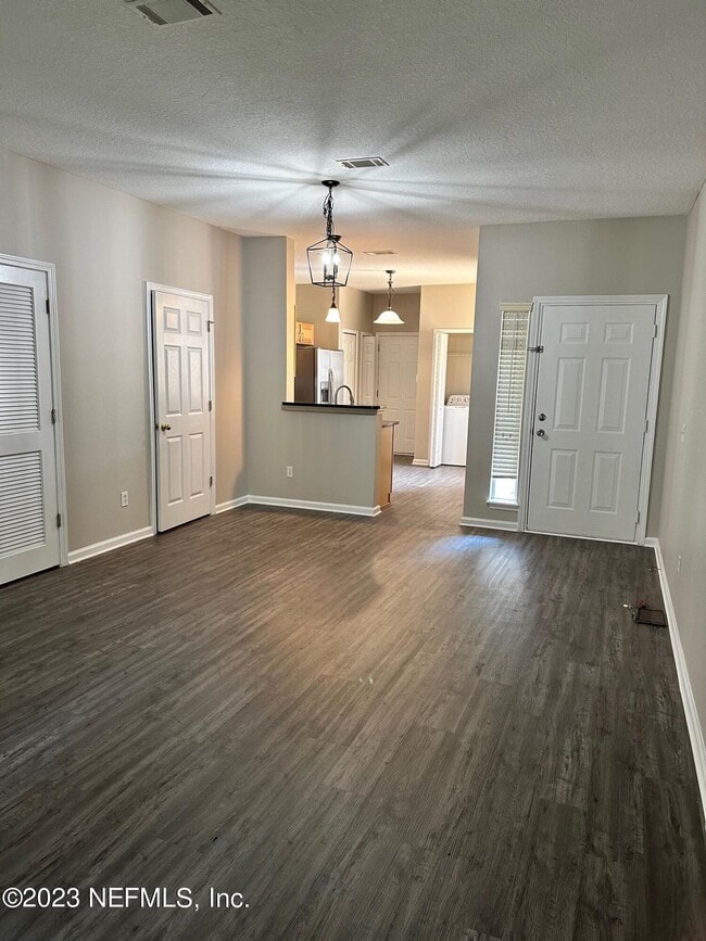 Building Photo - 264 Scrub Jay Dr