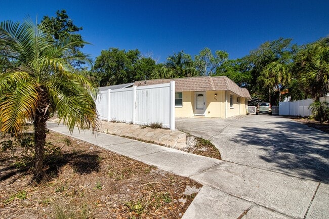 Building Photo - Indian Beach Park Duplex - walk to Ringling College!!