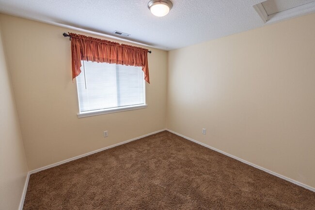 Building Photo - One Level Ranch Home - Three Bedrooms - Wa...