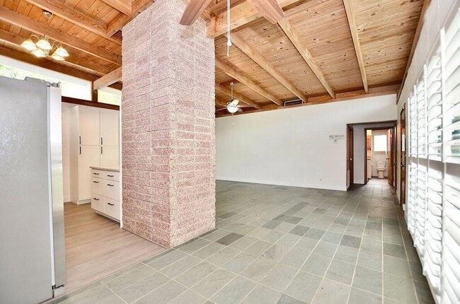 Building Photo - 505 Coconut Ave E