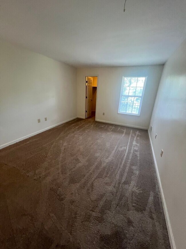 Building Photo - Seven Oaks Condo