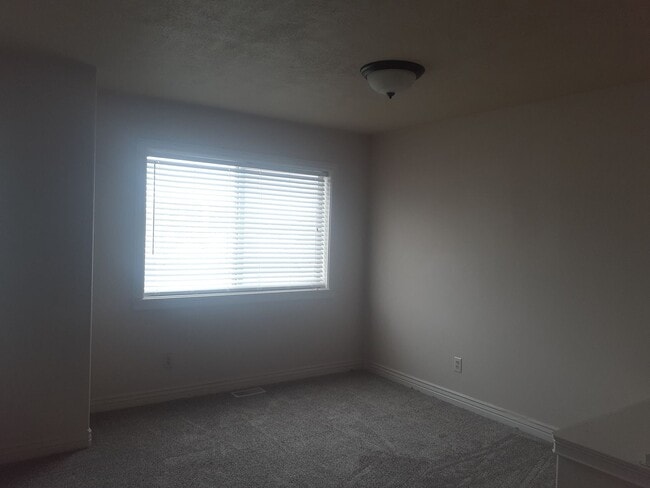 Building Photo - 3 Bed, 2.5 Bath, Rock Creek Townhome