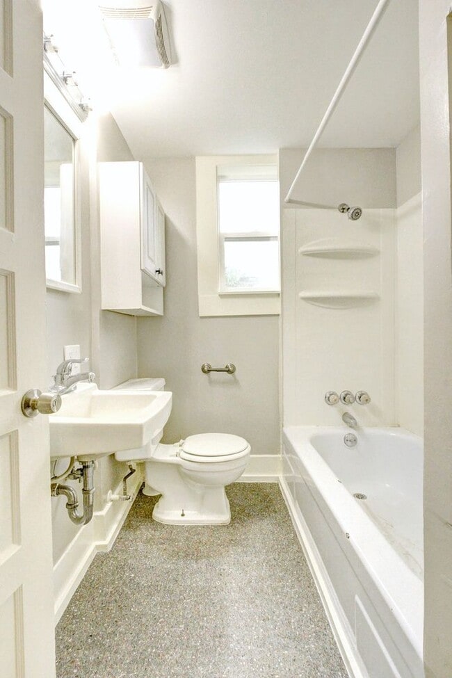 Building Photo - 502 NE 72nd St