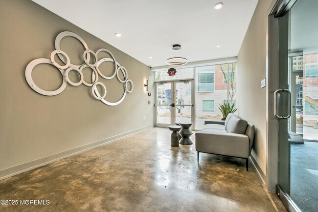Building Photo - 700 Bangs Ave