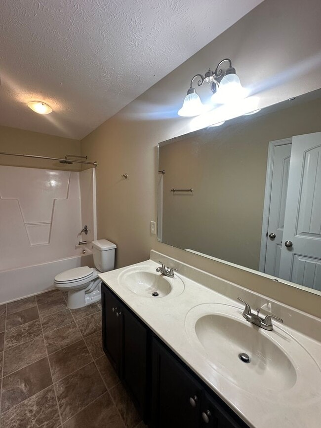 Building Photo - Beautiful 3 Bed 2.5 Bath Home with Spacious Fenced Yard