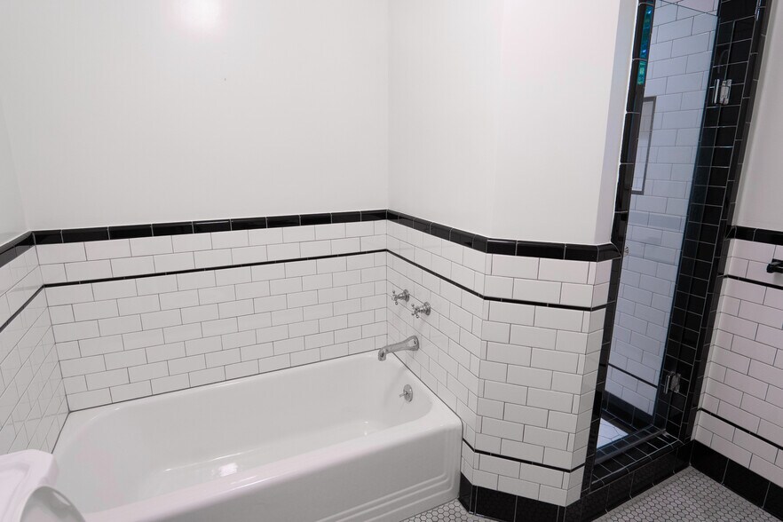 bath tub - 638 N Gardner St